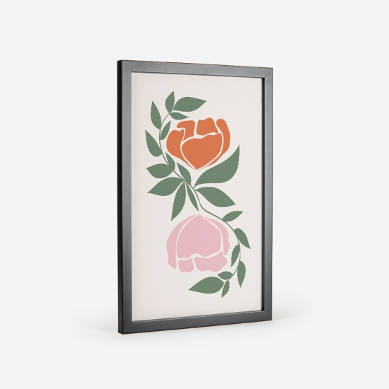 Poster floral com uma grande flor central de pétalas laranja, cercada por folhas verdes. Abaixo, uma imagem espelhada num tom rosa mais claro, criando um efeito simétrico. 3