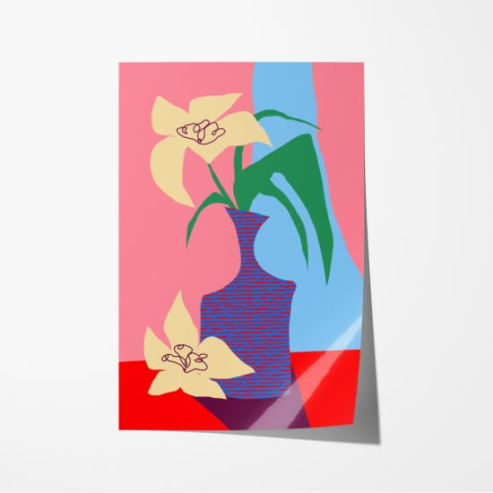 Poster de um vaso com um padrão texturizado de linhas azuis e vermelhas com duas flores amarelas pálidas e folhas verdes sobre uma superfície vermelha. O fundo é segmentado com duas cores, rosa e azul. 6