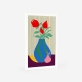 Poster de um vaso azul com detalhes verdes e uma pêra na frente, numa superfície roxa e uma parede com listras verticais em tons de azul e amarelo. Dentro do vaso, há três tulipas vermelhas com folhas verdes. 4