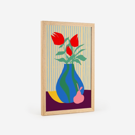 Poster de um vaso azul com detalhes verdes e uma pêra na frente, numa superfície roxa e uma parede com listras verticais em tons de azul e amarelo. Dentro do vaso, há três tulipas vermelhas com folhas verdes. 3