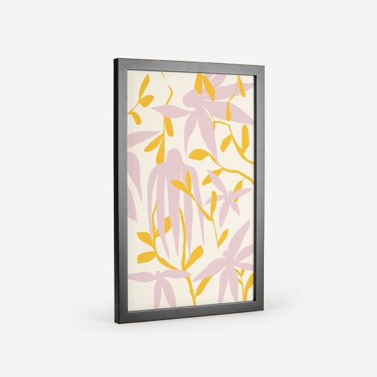 Poster de um arranjo floral com formas abstratas em tons de rosa e amarelo, representando flores e folhas num fundo claro. 3