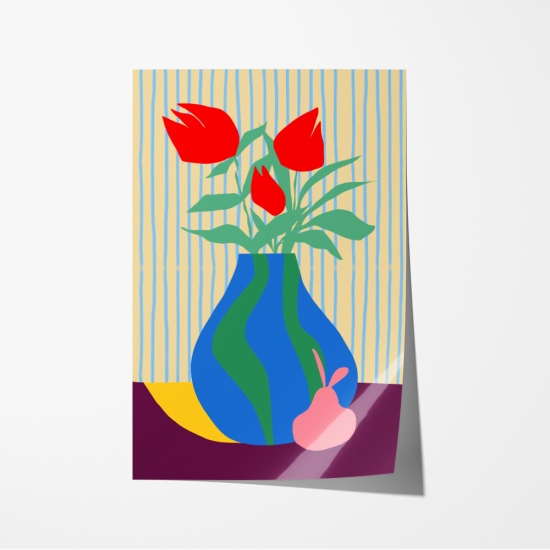 Poster de um vaso azul com detalhes verdes e uma pêra na frente, numa superfície roxa e uma parede com listras verticais em tons de azul e amarelo. Dentro do vaso, há três tulipas vermelhas com folhas verdes. 6