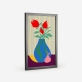 Poster de um vaso azul com detalhes verdes e uma pêra na frente, numa superfície roxa e uma parede com listras verticais em tons de azul e amarelo. Dentro do vaso, há três tulipas vermelhas com folhas verdes. 2