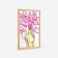 Poster de um vaso com flores em tons vibrantes de amarelo, rosa e azul. 4