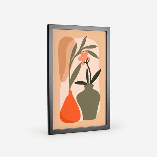 Poster minimalista de dois vasos. Um de cor laranja, com um pescoço fino, e outro verde-oliva, com um corpo mais amplo. Ambos com representações simplificadas de plantas. 3