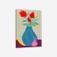 Poster de um vaso azul com detalhes verdes e uma pêra na frente, numa superfície roxa e uma parede com listras verticais em tons de azul e amarelo. Dentro do vaso, há três tulipas vermelhas com folhas verdes. 5