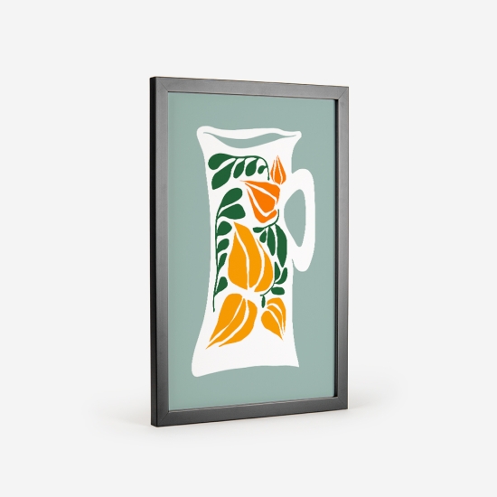 Poster de uma jarra branca com um padrão floral laranja e verde, em contraste com um fundo verde claro. 3